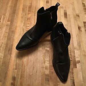 Fabianelli Made in Italy black leather pointy toe side zip block heel boots. S 8